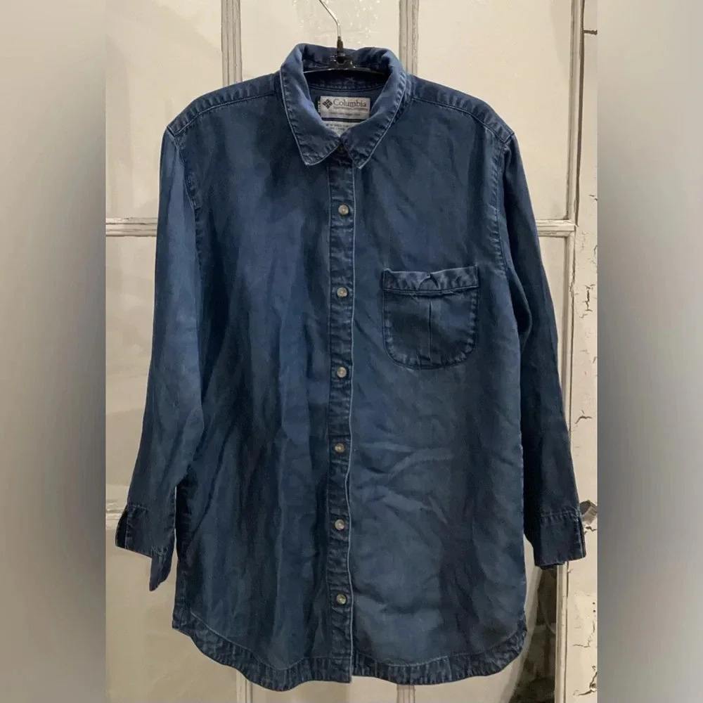 Women’s Columbia Denim Long Sleeved Button Down Shirt Blue Medium